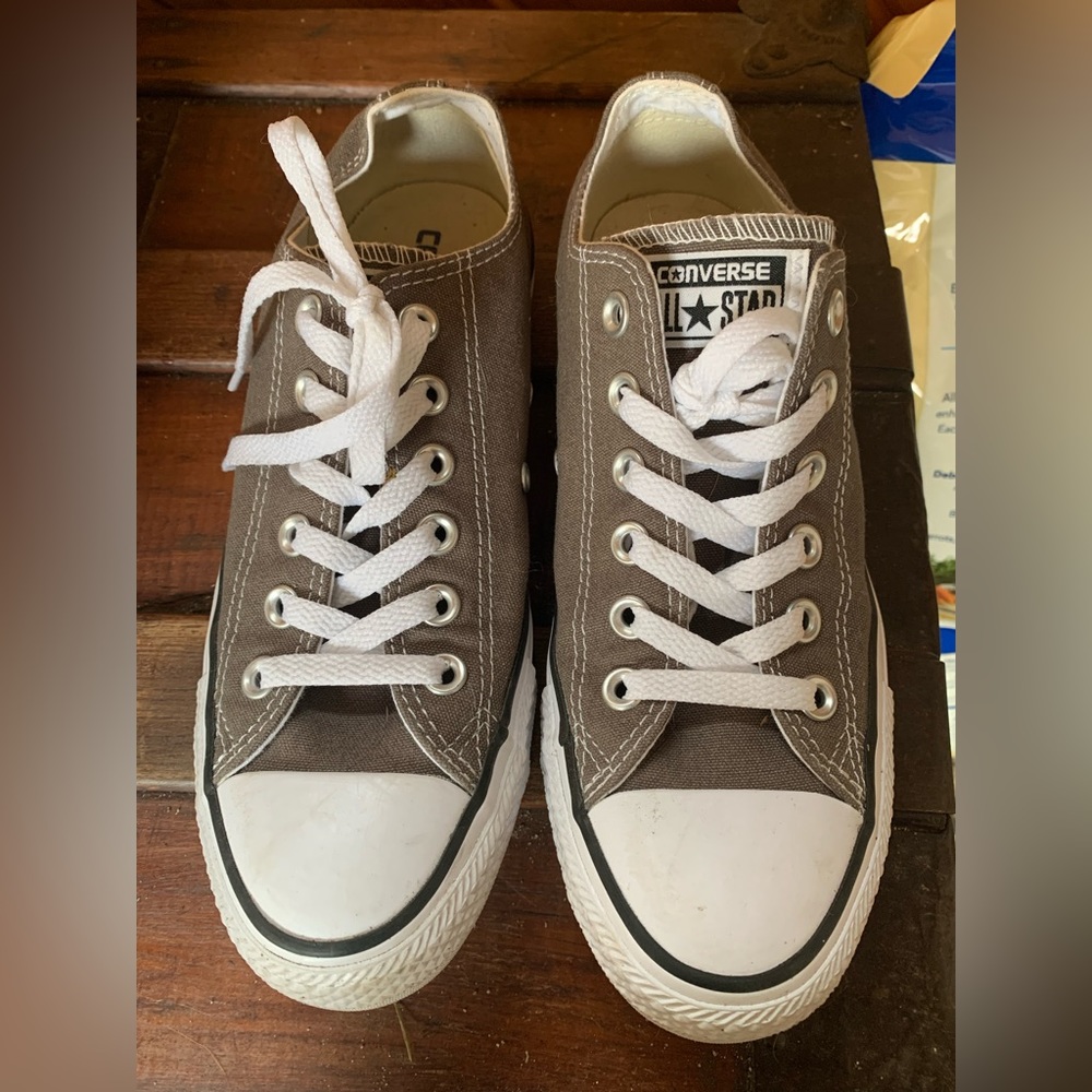 Brown women’s converse, size 7.5, never been worn